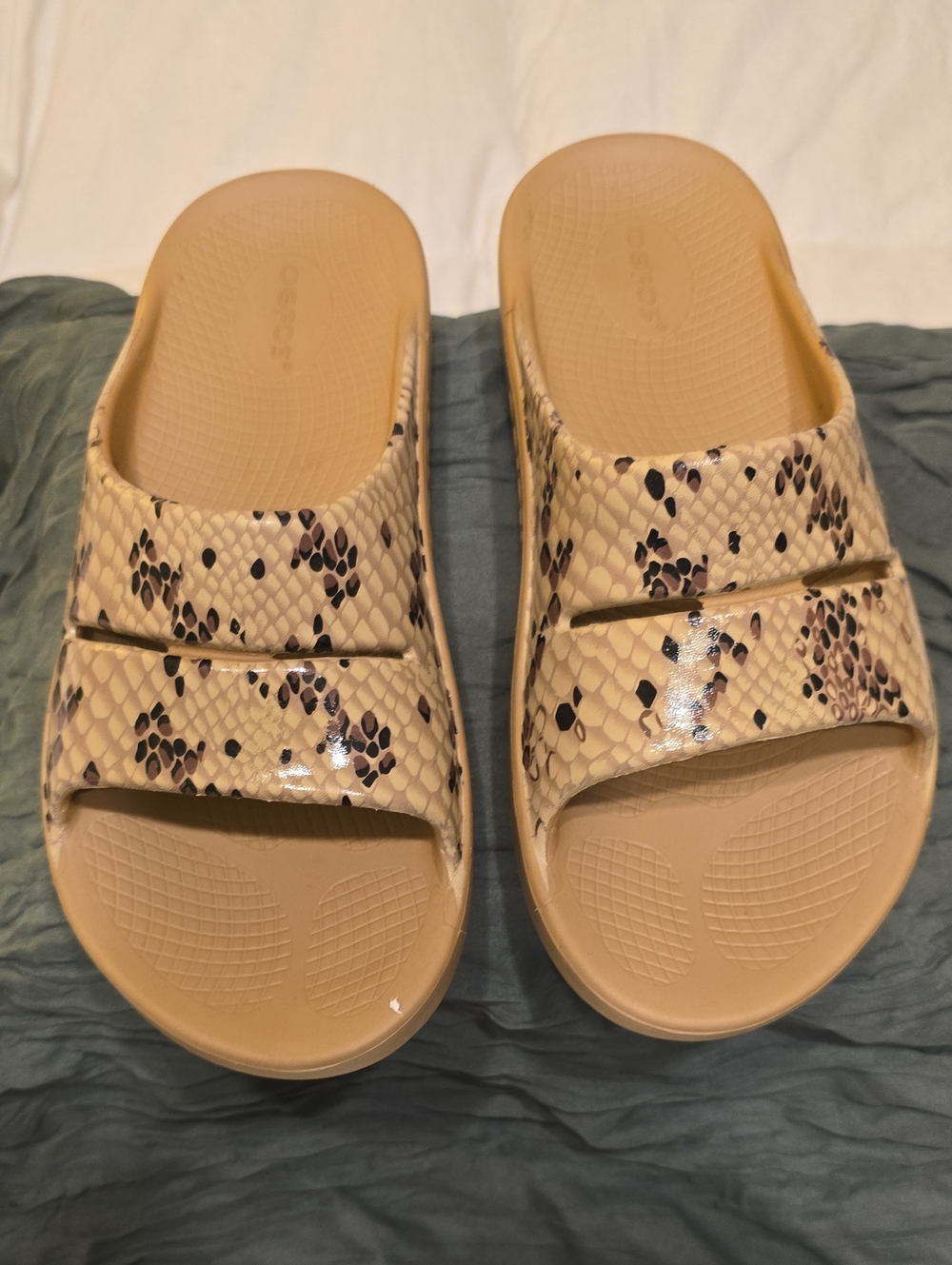 Women's (10)/ Men's (8)  Beige Snake-Print Slide Sandals
